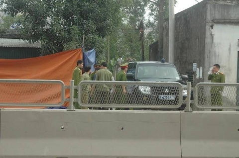 Nghệ An D&acirc;n qu&acirc;y k&iacute;n nh&agrave; nạn nh&acirc;n xem dựng lại hiệ