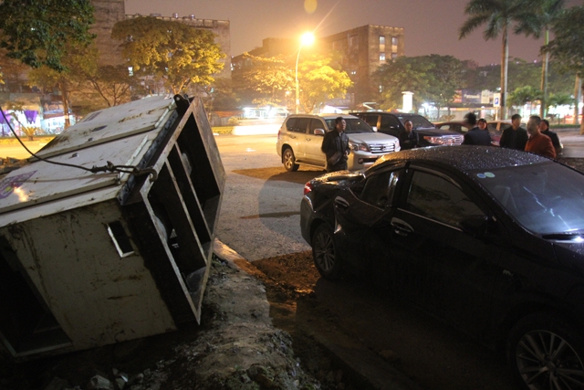 Cần-cẩu-tuột-c&aacute;p-thiết-bị-nặng-h&agrave;ng-tấn-đ&egrave;-n&aacute;t-&ocirc;-t