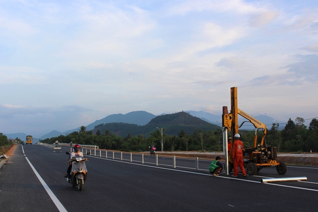 Thi-c&ocirc;ng-hệ-thống-đảm-bảo-ATGT-tr&ecirc;n-QL1-qua-huyện-