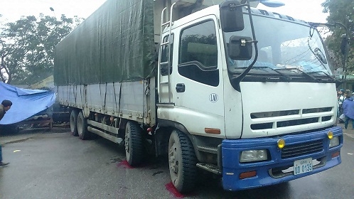 Bị xe biển L&agrave;o đ&acirc;m từ ph&iacute;a sau, 1 người phụ nữ chế