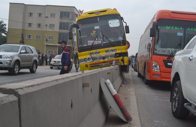 Nghệ An Tr&aacute;nh xe m&aacute;y, xe kh&aacute;ch giường nằm leo dải 