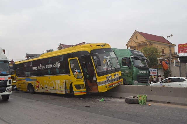 Nghệ An Tr&aacute;nh xe m&aacute;y, xe kh&aacute;ch giường nằm leo dải 