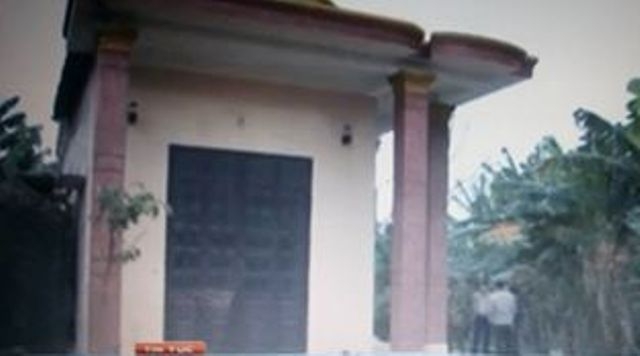 Say rượu chồng bóp cổ vợ, bắt uống thuốc sâu khiến