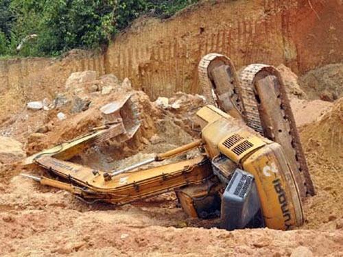 M&aacute;y x&uacute;c bị lật một nam thanh ni&ecirc;n tử vong