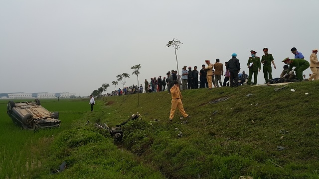 Nghệ An &Ocirc; t&ocirc; mất l&aacute;i đ&acirc;m 2 người thương vong 1