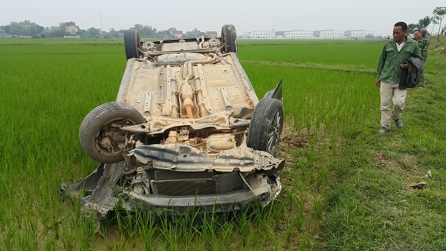 Nghệ An &Ocirc; t&ocirc; mất l&aacute;i đ&acirc;m 2 người thương vong 2