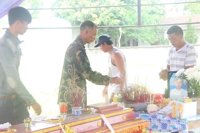 Mang quan t&agrave;i con đặt trước rạp cưới suốt 2 ng&agrave;y 2