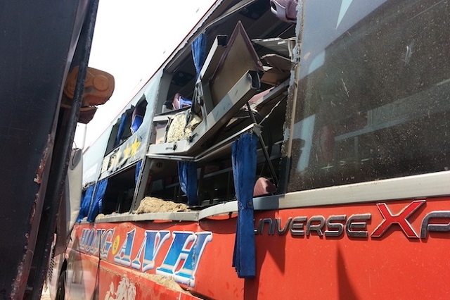 nghe-an-xe-tai-va-xe-khach-dam-nhau-kinh-hoang-o-q