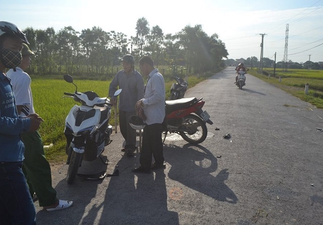 Xe máy đấu đầu trên đường liên xã, 3 người bị thươ