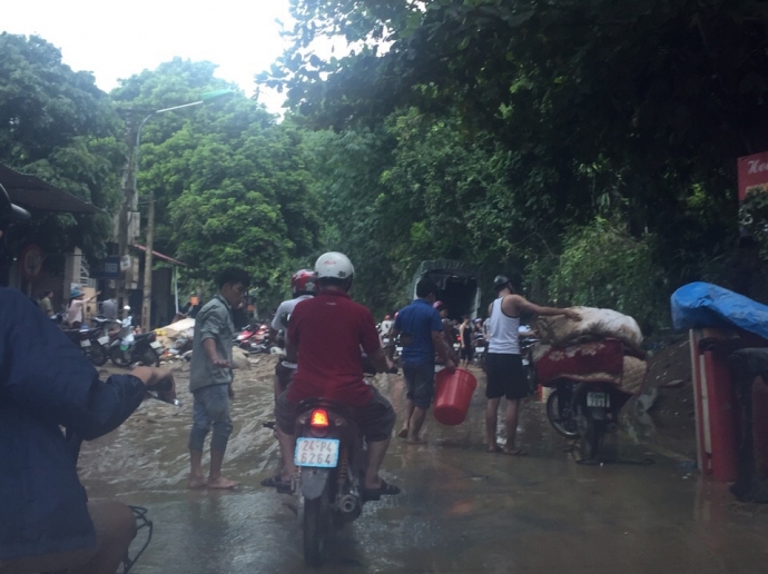Người d&acirc;n lo lắng nh&agrave; bị rạn nứt, sập do mưa lũ