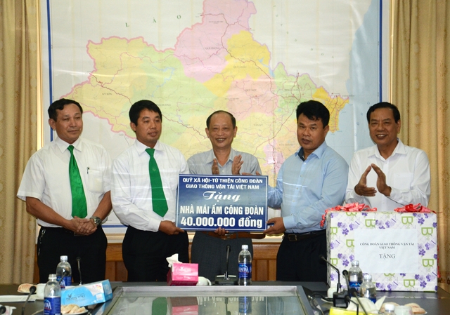 cong-đo&agrave;n-tặng-qu&agrave;