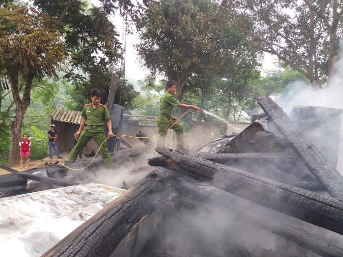C&ocirc;ng an huyện Kỳ Sơn dập lửa
