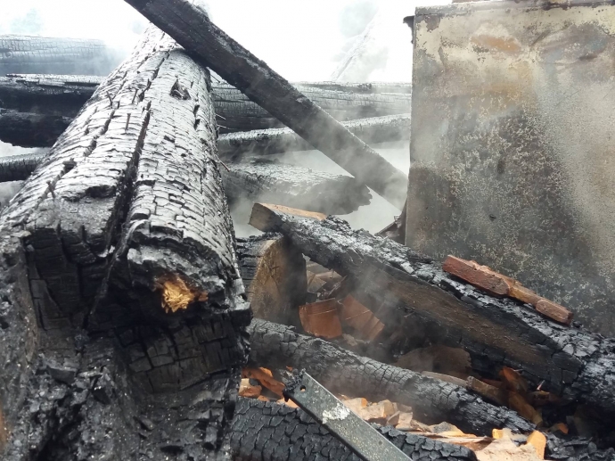 Những g&igrave; c&ograve;n lại sau vụ ch&aacute;y