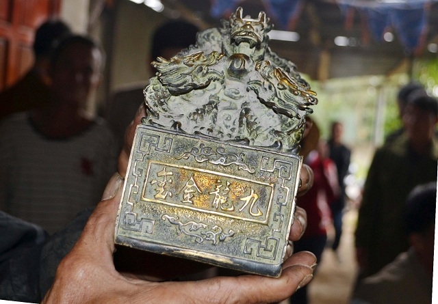 gia đ&igrave;nh &ocirc;ng Sửu giao nộp vật nghi l&agrave; ấn t&iacute;n nh&agrave; v