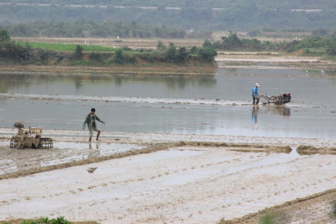 Người d&acirc;n Phương Mỹ chuẩn bị đất cho vụ cấy mới