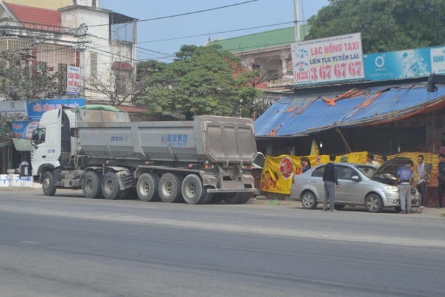 Hai chiếc xe được đưa v&agrave;o lề đường để đảm bảo lưu 