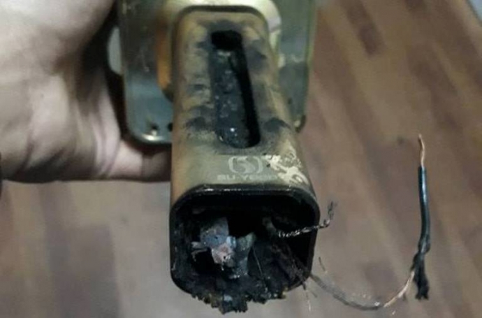 Micro karaoke cầm tay ph&aacute;t nổ 1