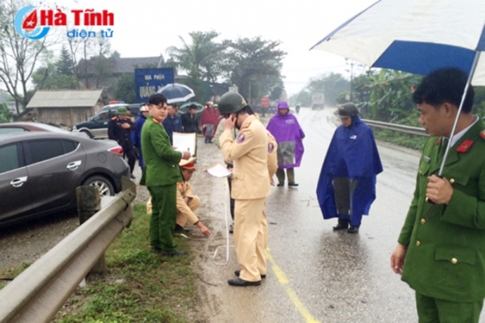 Đang đi bộ cụ b&agrave; bị &ocirc; t&ocirc; đ&acirc;m tử vong