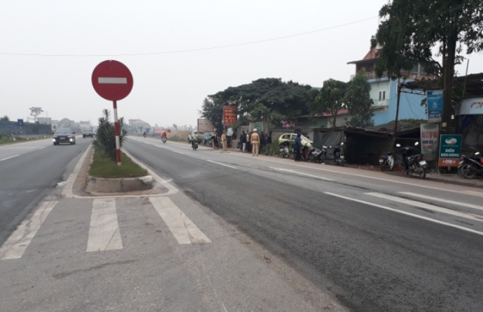 Nghệ An Đ&acirc;m v&agrave;o giải ph&acirc;n c&aacute;ch xế hộp lật b&ecirc;n đườn