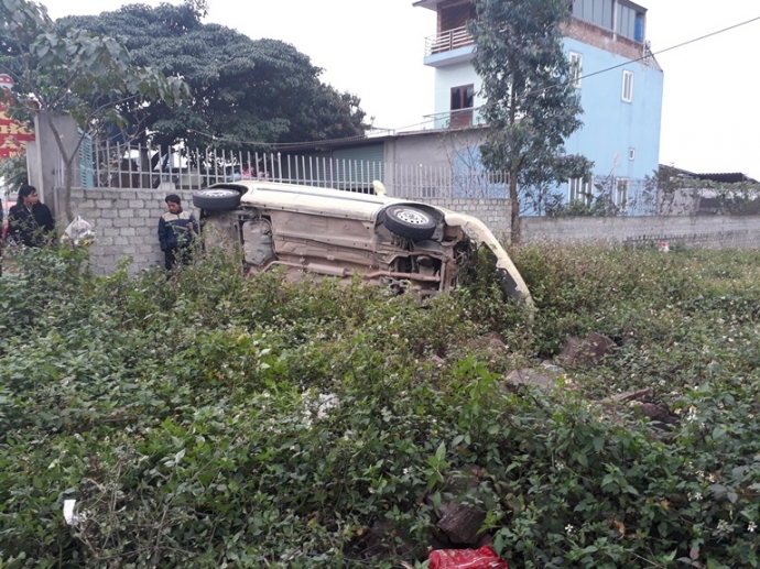 Nghệ An Đ&acirc;m v&agrave;o giải ph&acirc;n c&aacute;ch xế hộp lật b&ecirc;n đườn