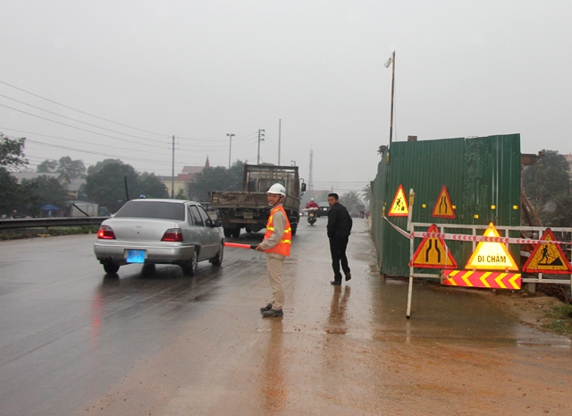 Nh&agrave;-thầu-cử-người-trực-g&aacute;c-chỉ-dẫn-giao-th&ocirc;ng-tại-