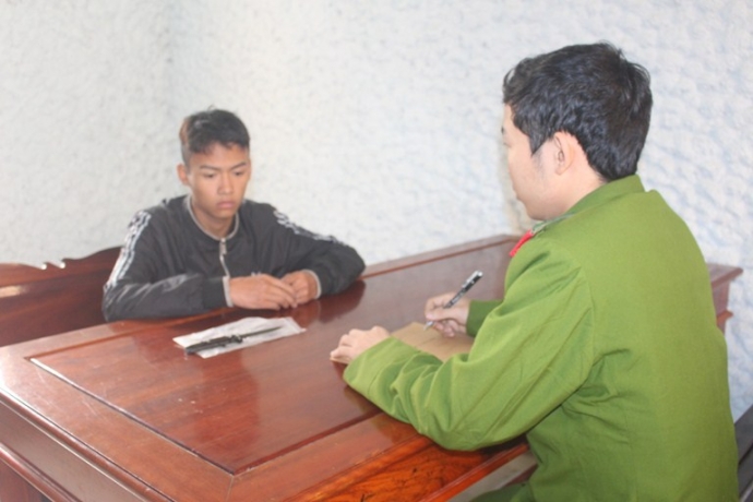 Khởi tố bị can đ&acirc;m thủng bụng 2 bạn nhậu