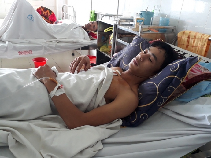 M&acirc;u thuẫn l&uacute;c nhậu x&aacute;ch dao đ&acirc;m xuy&ecirc;n ngực bạn