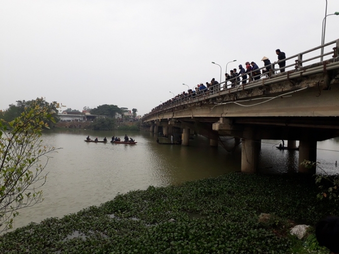 Tr&ecirc;n đường đi học, nam sinh nhảy cầu tự vẫn 1