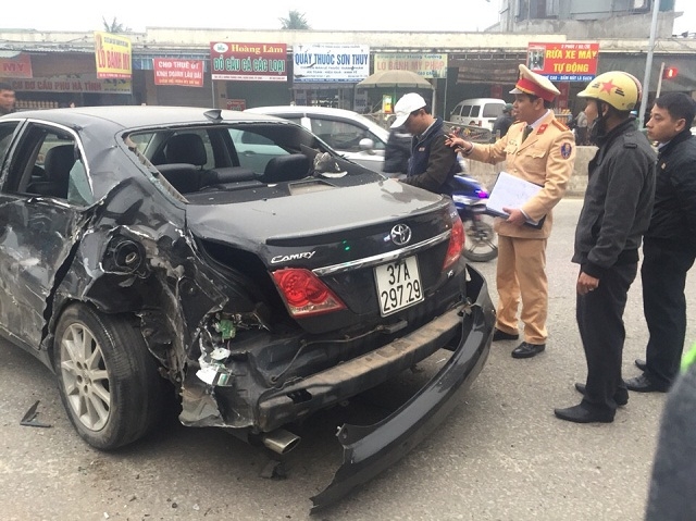 xe tải đ&acirc;m n&aacute;t đu&ocirc;i xe con rồi đầm v&agrave;o nh&agrave; d