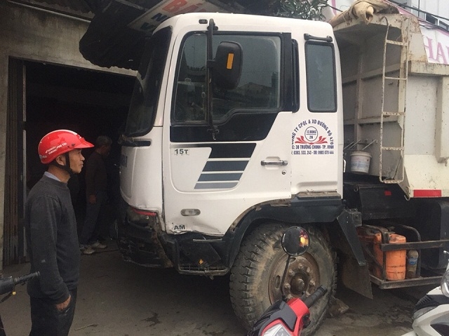 xe tải đ&acirc;m n&aacute;t đu&ocirc;i xe con rồi đầm v&agrave;o nh&agrave; d