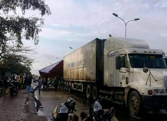 xe container t&ocirc;ng xe m&aacute;y, 2 người thương vong