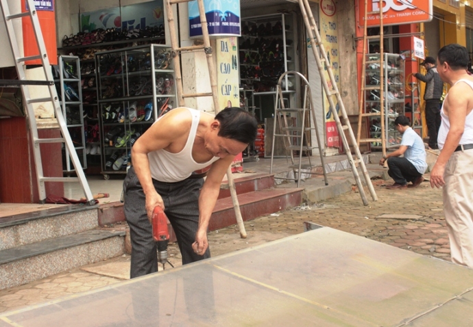 Người d&acirc;n tự th&aacute;o vật cản, trả lại vỉa h&egrave; 1