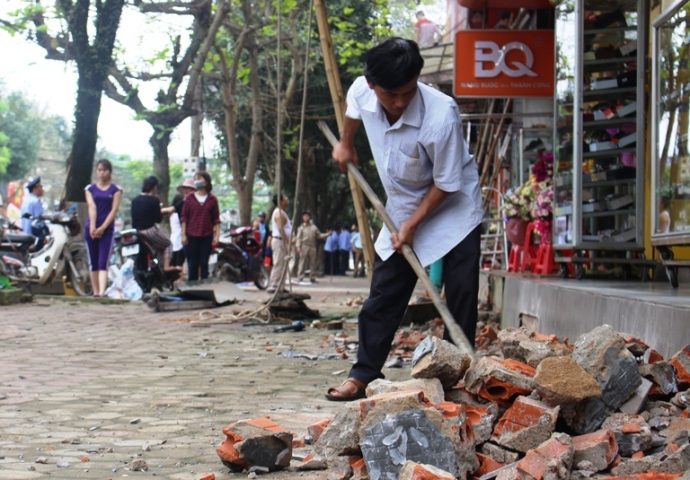 Người d&acirc;n tự th&aacute;o vật cản, trả lại vỉa h&egrave; 7