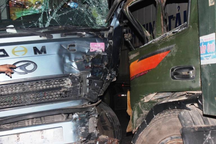 3 xe h&ocirc;n nhau, 3 t&agrave;i xế g&atilde;y ch&acirc;n, tay 3