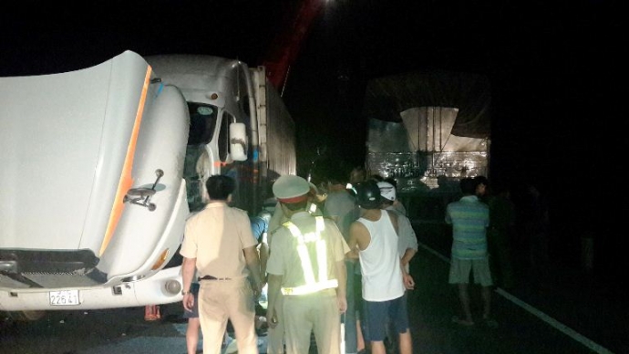 3 xe h&ocirc;n nhau, 3 t&agrave;i xế g&atilde;y ch&acirc;n, tay2