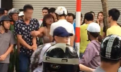 20160712233030_bo_danh_con_gai_quan_karaoke1_ZBEP