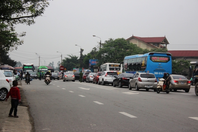 Người d&acirc;n đi chậm, dừng, quay đầu... khiến ph&iacute;a na