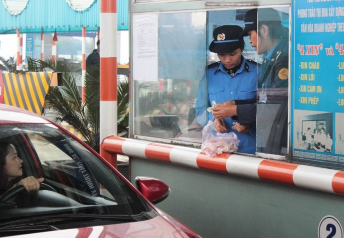 Người d&acirc;n d&ugrave;ng cả t&uacute;i tiền lẻ, cố t&igrave;nh k&eacute;o d&agrave;i thờ