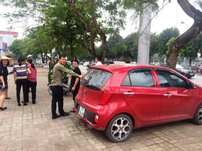 C&ocirc;ng an Phường Hưng Dũng xử l&yacute; xe đỗ sai quy định 