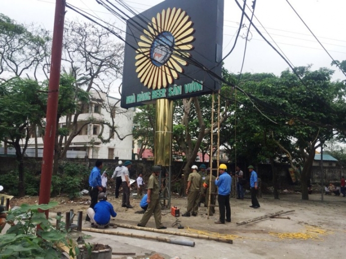 Đội Quy tắc đ&ocirc; thị TP cưỡng chế th&aacute;o dỡ cột biển Q