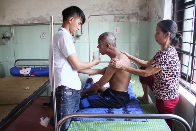 Bệnh nh&acirc;n B&igrave;nh đ&atilde; c&oacute; thể ngồi dậy, ăn uống v&agrave; n&oacute;i 