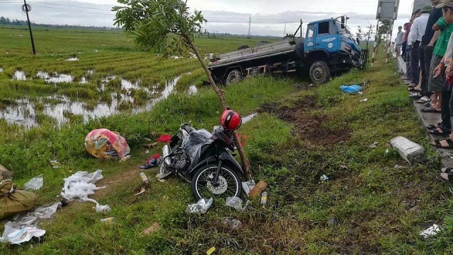 Đi mua b&aacute;nh Trung Thu, một phụ nữ bị xe bồn đ&acirc;m tử