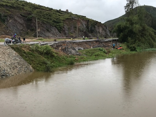 Hiện trường khu vực xảy ra sự cố sụp l&uacute;n