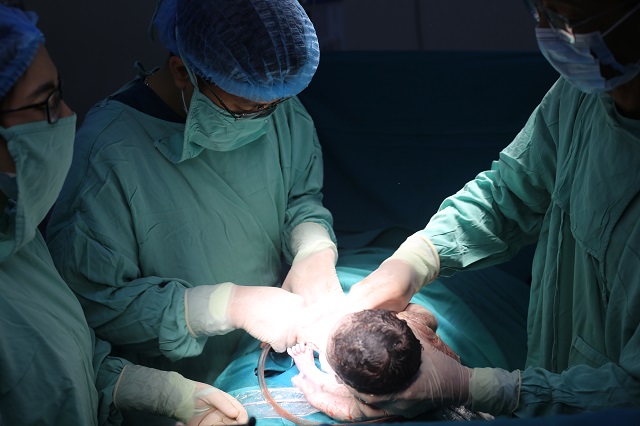 2. Hình ảnh bác sĩ đón bé chào đời 1