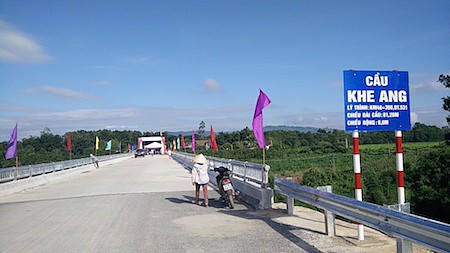 khanh-thanh-cau-khe-ang-tai-noi-lu-cuon-troi-o-to-