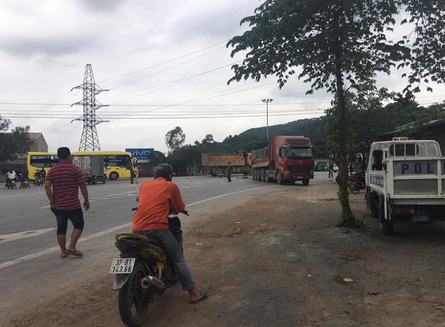 đầu k&eacute;o c&aacute;n n&aacute;t người đi xe m&aacute;y