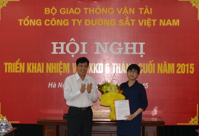 Thứ trưởng Nguyễn Ngọc Đ&ocirc;ng trao quyết định cho b&agrave;