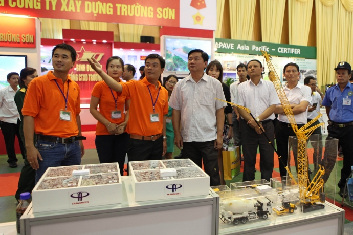 Bộ trưởng Đinh La Thăng thăm gian triển l&atilde;m C&ocirc;ng t