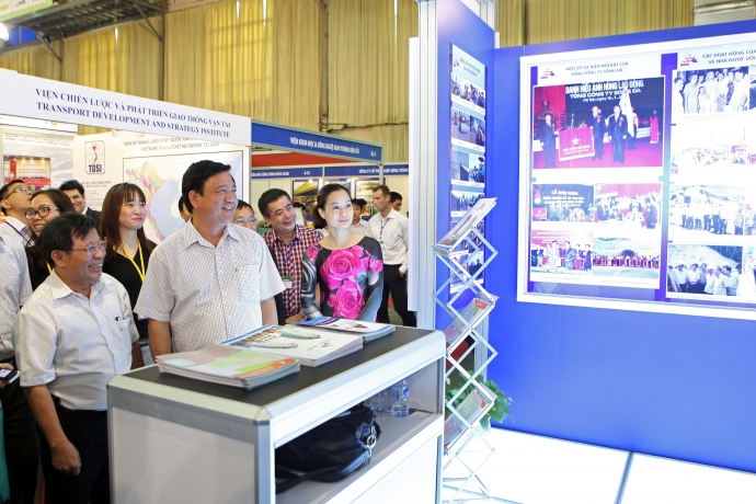 Bộ trưởng thăm gian triển l&atilde;m của Tổng c&ocirc;ng ty S&ocirc;n