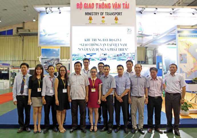 Bộ trưởng thăm gian triển l&atilde;m giới thiệu th&agrave;nh tựu
